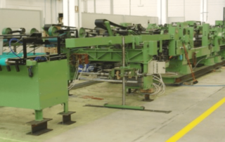 Linea per l’applicazione del fondello di chiusura al sacco di carta prodotto dalla tubiera Linea per l’applicazione del fondello di chiusura al sacco di carta prodotto dalla tubiera