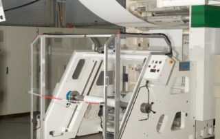 Svolgitore con presa bobina da terra per bobine di notevoli dimensioni Svolgitore con presa bobina da terra per bobine di notevoli dimensioni